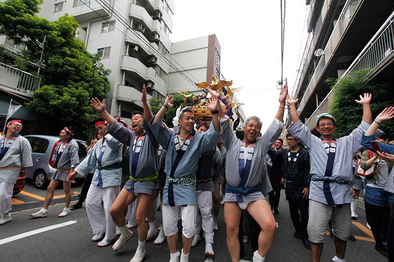 总神社神轿游行结束后的驹形街道，再次笼罩在祥和的气氛中