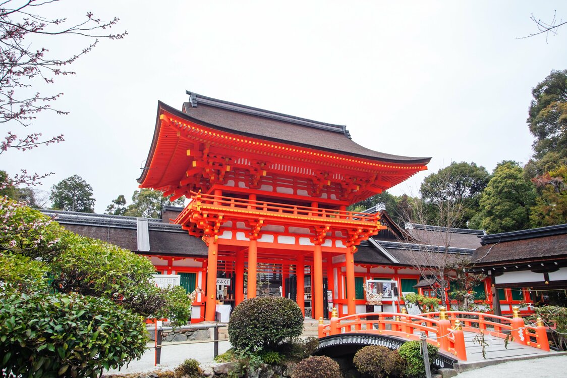 相当于本殿正门的“楼门”重建于1628年，与左右两侧的“回廊”同为日本重要文化遗产。据说鲜红色寓意驱魔辟邪