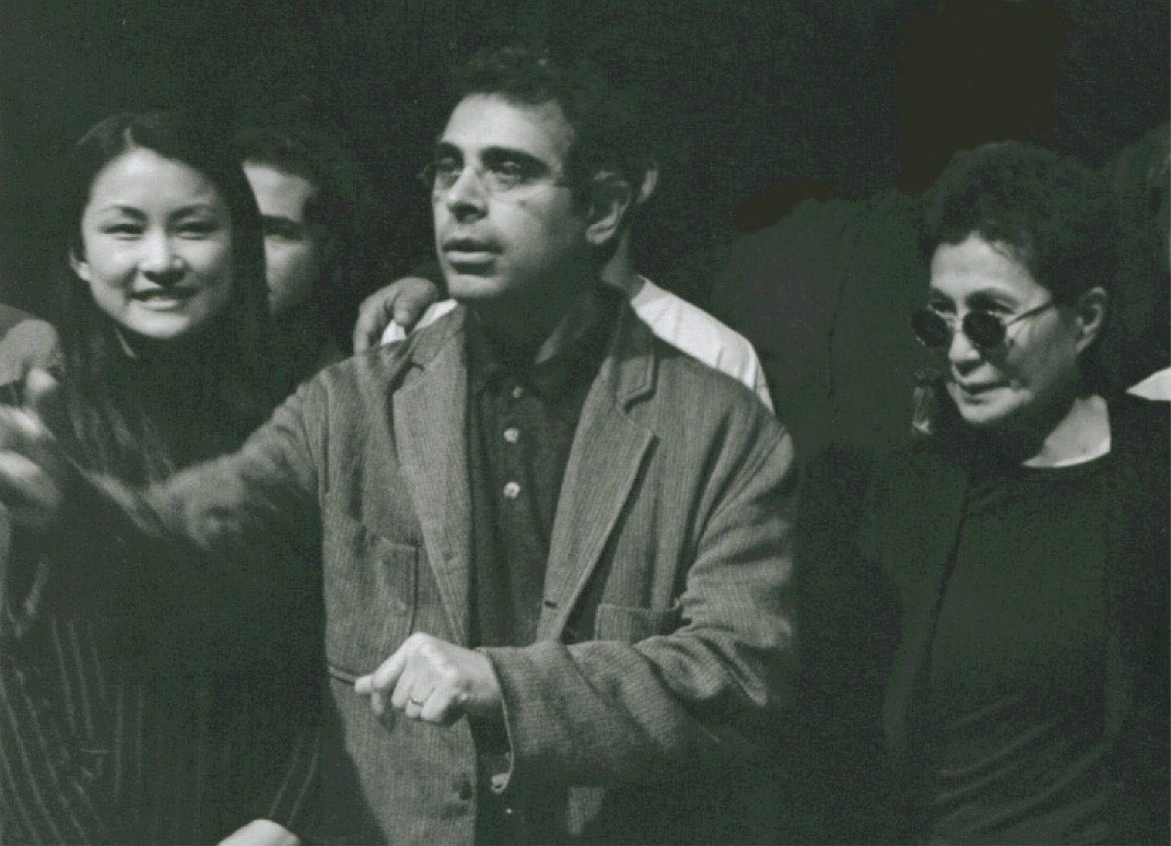 El guionista Ron Destro con Ono Yōko a la derecha, saludando en el escenario de Hiroshima, que se representó fuera del circuito de Broadway. (Imagen cedida por Ron Destro).