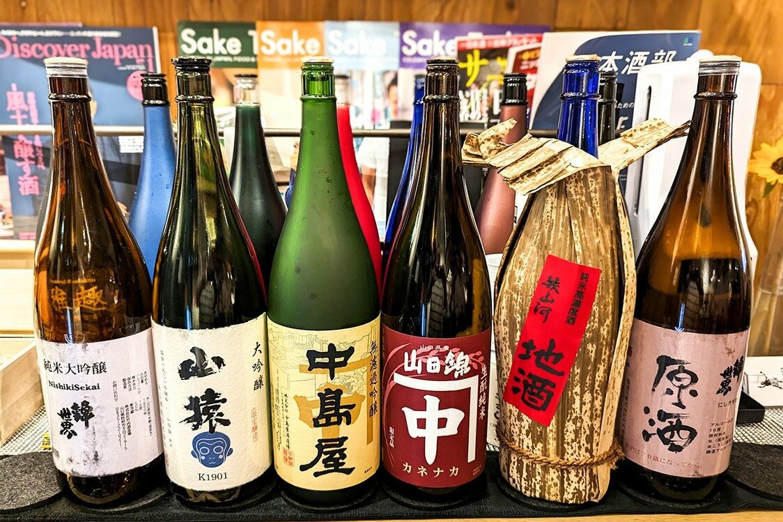 筆者の出版記念パーティーで提供した山口の酒は、国際色豊かな参加者たちにも大好評だった。左から、「錦世界 純米大吟醸」竹内酒造場、「山猿 大吟醸」永山酒造、「中島屋無濾過吟醸」「カネナカ 生酛純米酒」中島屋酒造場、 「幾山河 純米酒」金分銅酒造、「錦世界原酒」竹内酒造場（© ジム・ライオン）