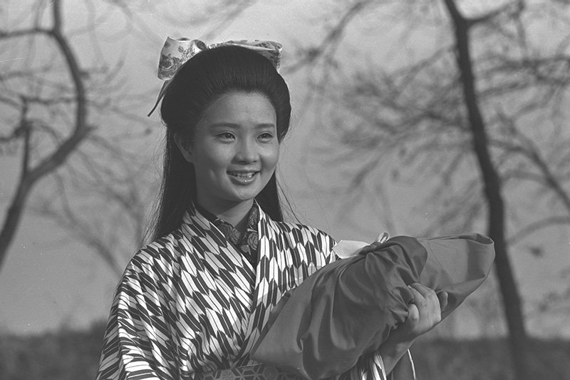 Ohanahan (emitida en 1966), interpretada por Kashiyama Fumie. Pese a sufrir la pérdida de su marido en la guerra logra sobrevivir las eras Meiji, Taishō y Shōwa con su alegría radiante (Imagen cortesía de la NHK)