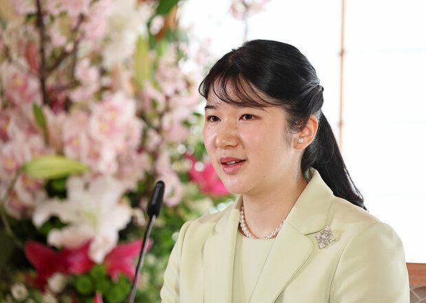 爱子公主出席记者会(2022年3月17日,皇居御所“大广间”,记者团代表摄影,时事社)