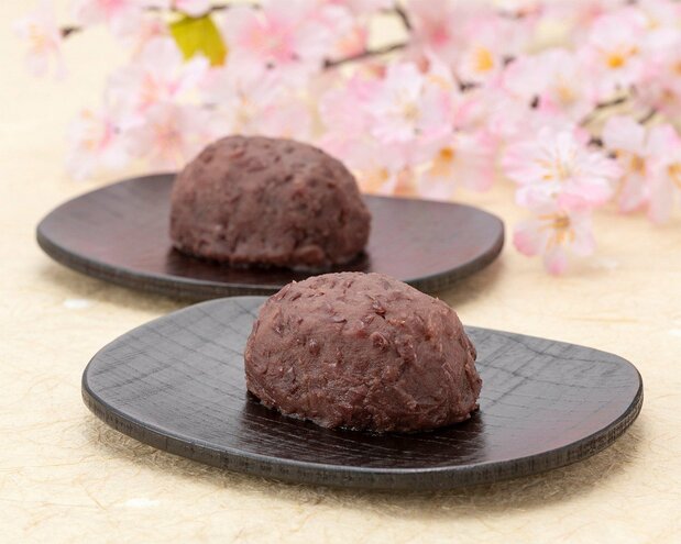 Rice cakes known as botamochi in spring and ohagi in autumn. (© Pixta)