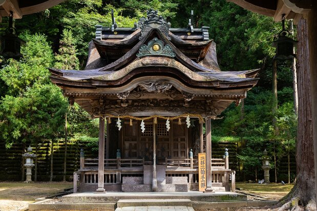 The front shrine and main hall of the lower section of the shrine, dedicated to Kawakami Gozen, the legendary creator of washi. (© Nippon.com)