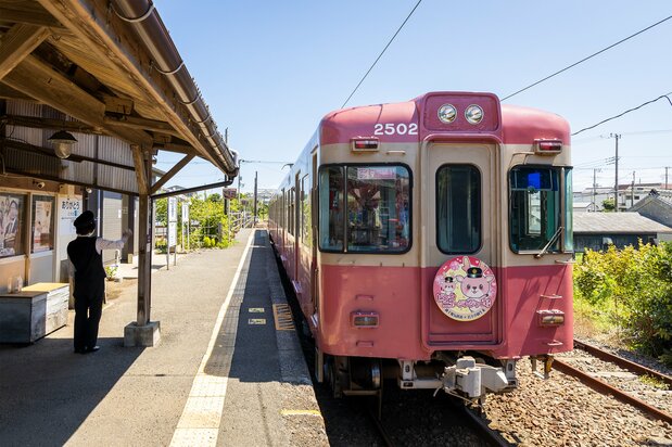 市民の足として欠かせない銚子電鉄。外川駅のホームで駅員が電車を見送る