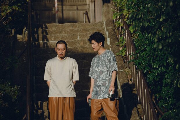 Daigo, humoriste très populaire, tient ici son premier rôle principal au cinéma. (© 2026 Fuji Television/Gaga/Tôhô/Aoi Pro)