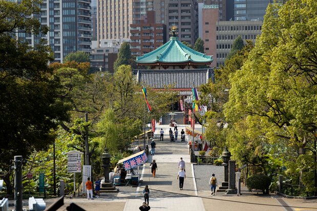 建造之初，人们要乘坐小船上岛祭拜不忍池辩天堂。据说由于前来祭拜的人太多，后来就架设了桥梁。现在这座桥是混凝土桥