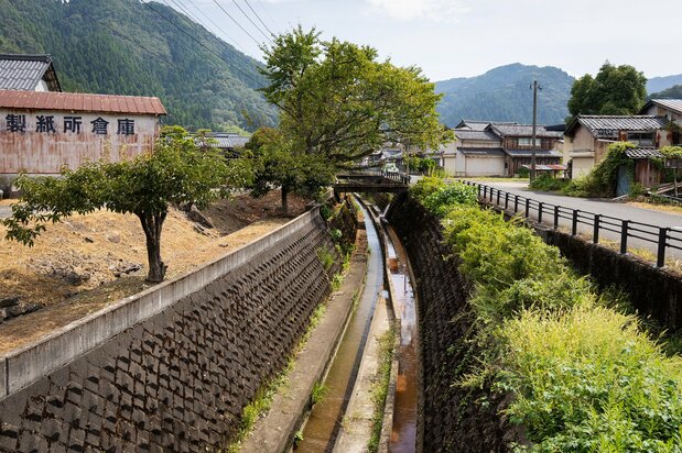 The Okamoto River passes through “Washi Village.” (© Nippon.com)