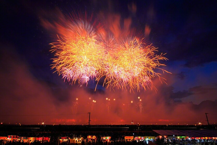 Wide-scale Starmines opening out in the sky above “Niagara.”