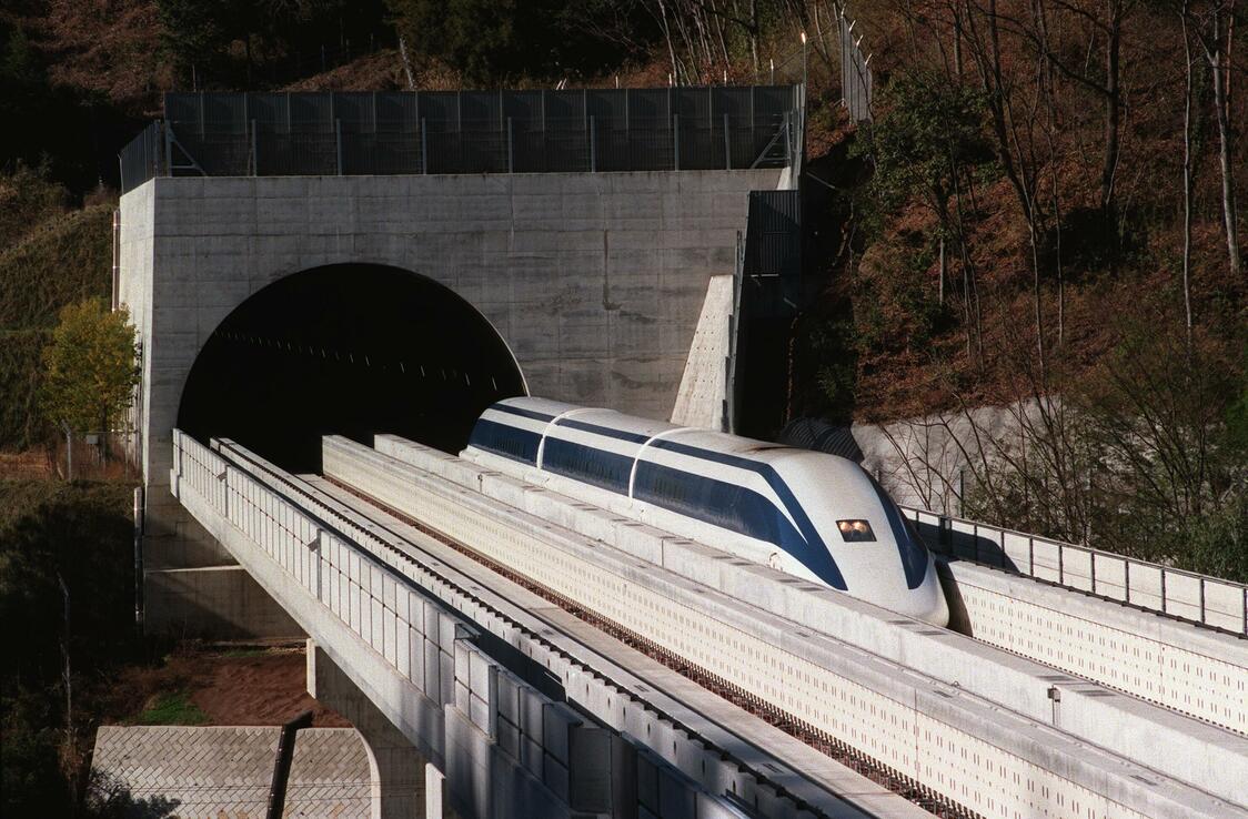 1997年12月12日，行驶在山梨县磁悬浮实验线上的试验车辆（时事社）