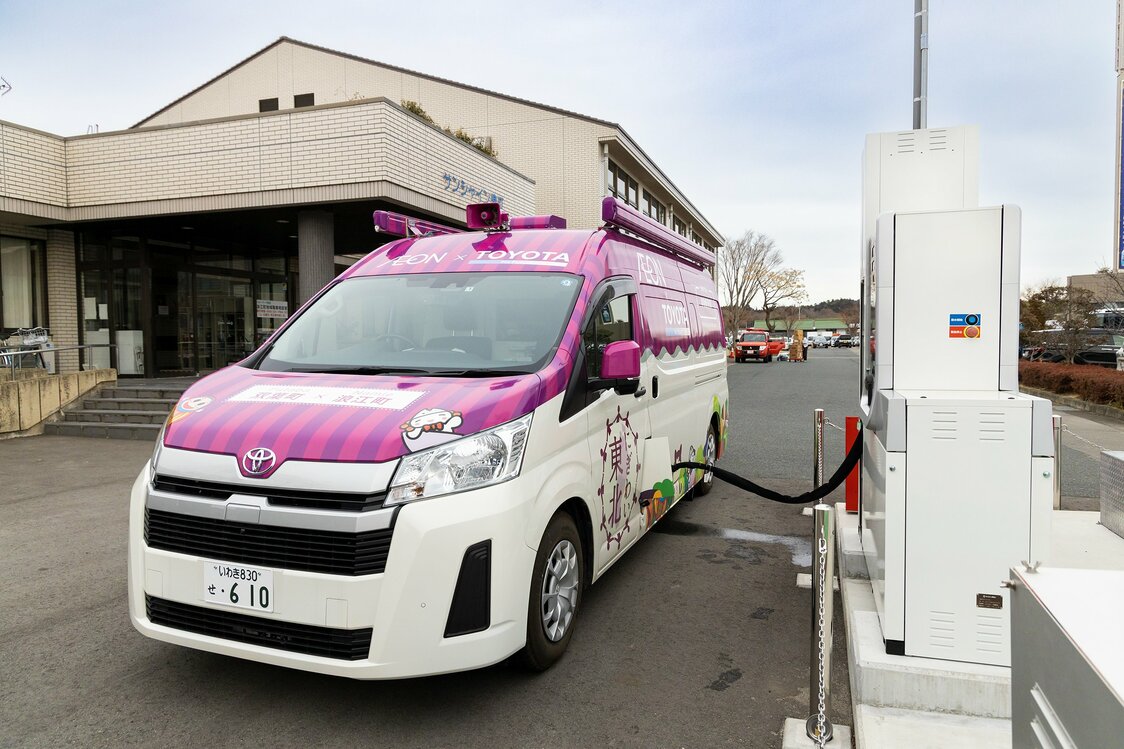 浪江町役場で水素充填中の移動販売車