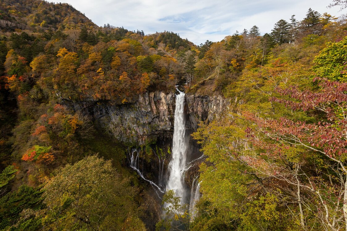 從修建在廣場深處的「華嚴瀑布瞭望台」觀賞美景