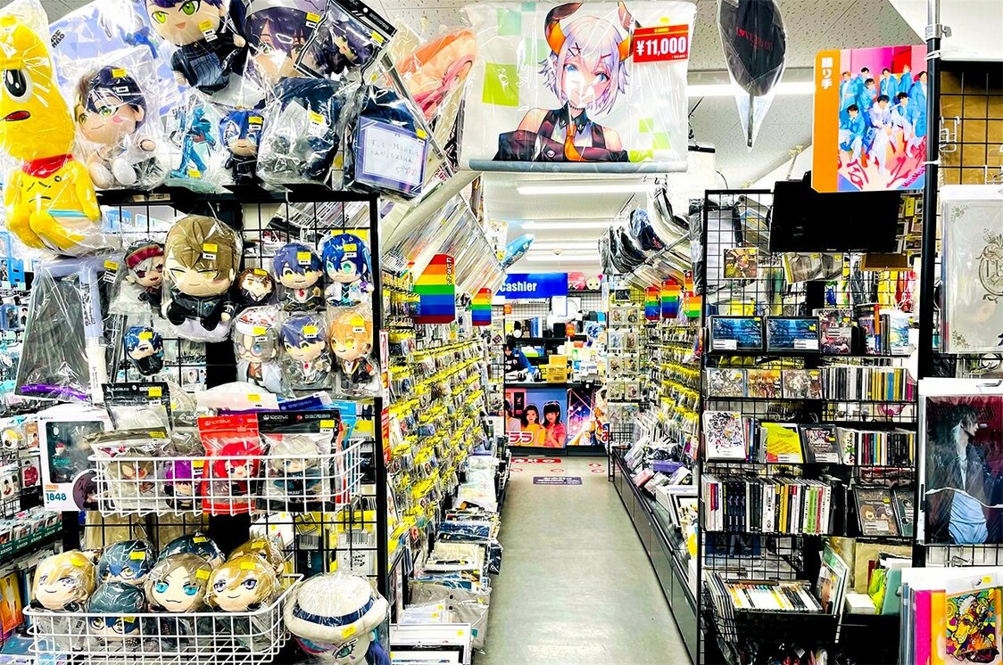 图为K-BOOKS“K-POP馆”内的“视频馆”。油管博主、VTuber、歌手、舞者等视频发布者的周边都齐聚一堂