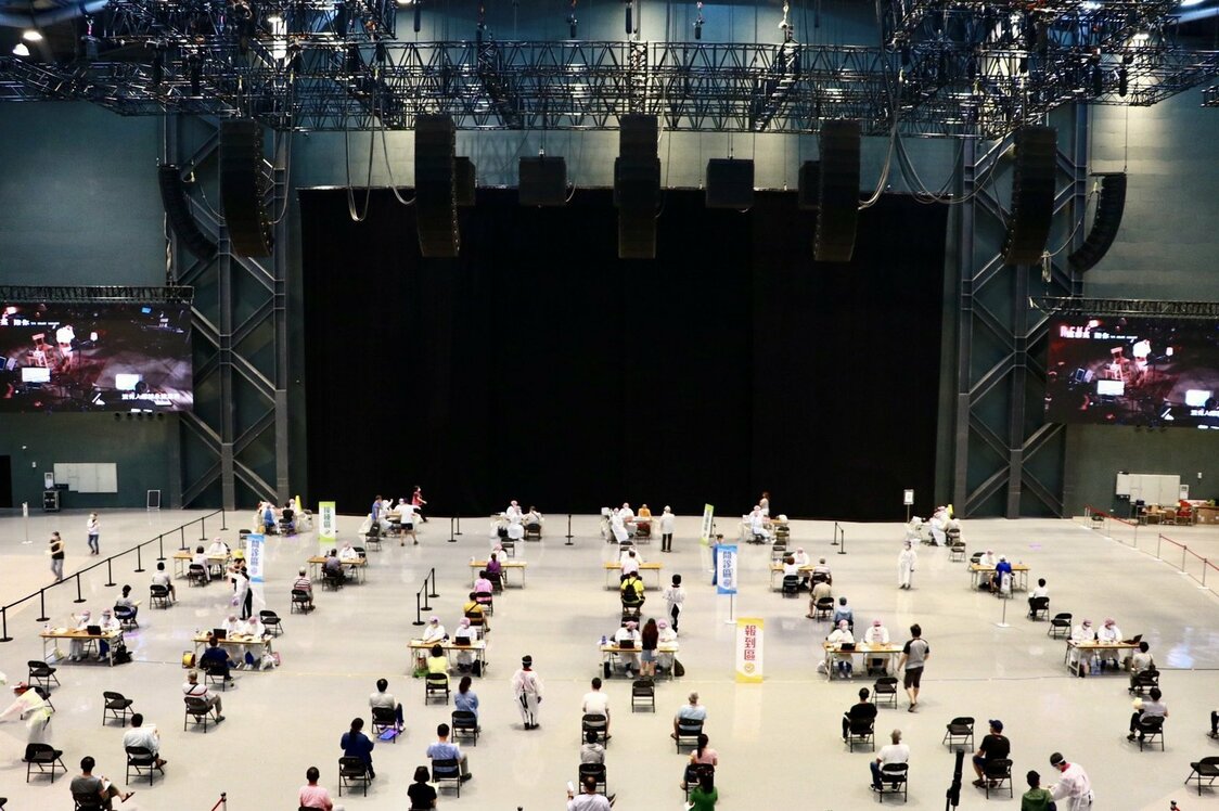 日本がら提供されたワクチンについて、多くの人がオンライン予約後、その有効性を口コミで伝えていた（高雄市政府提供）