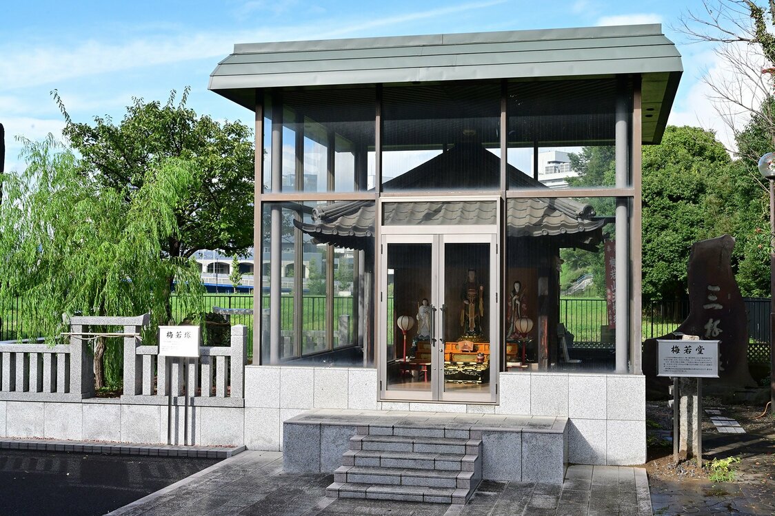 移築後の梅若塚と梅若堂。ガラス張りの建物内にある堂は、梅若丸の母・妙亀大明神が建てた念仏堂が起源だという