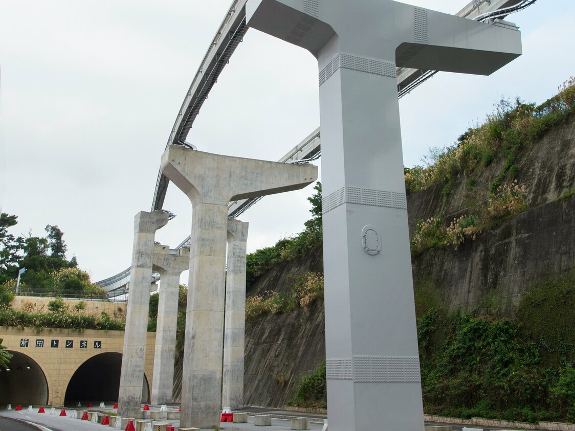 上部に玉城朝薫の墓がある前田トンネルの直前で、急にカーブするゆいレールの線路