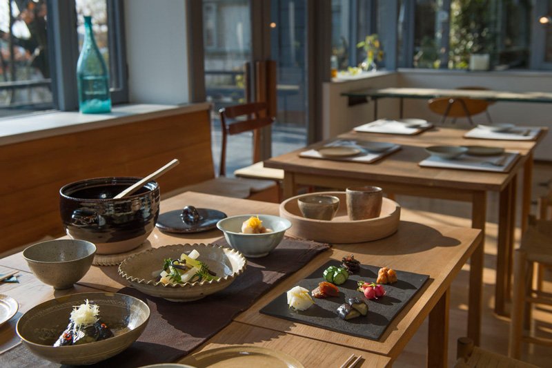 Le soleil darde ses rayons sur la salle du restaurant Nazuna.