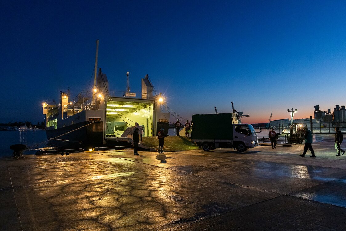 Des camions chargés de matériels de secours dans le port de Kanazawa. La température extérieure est inférieure à 0°C.