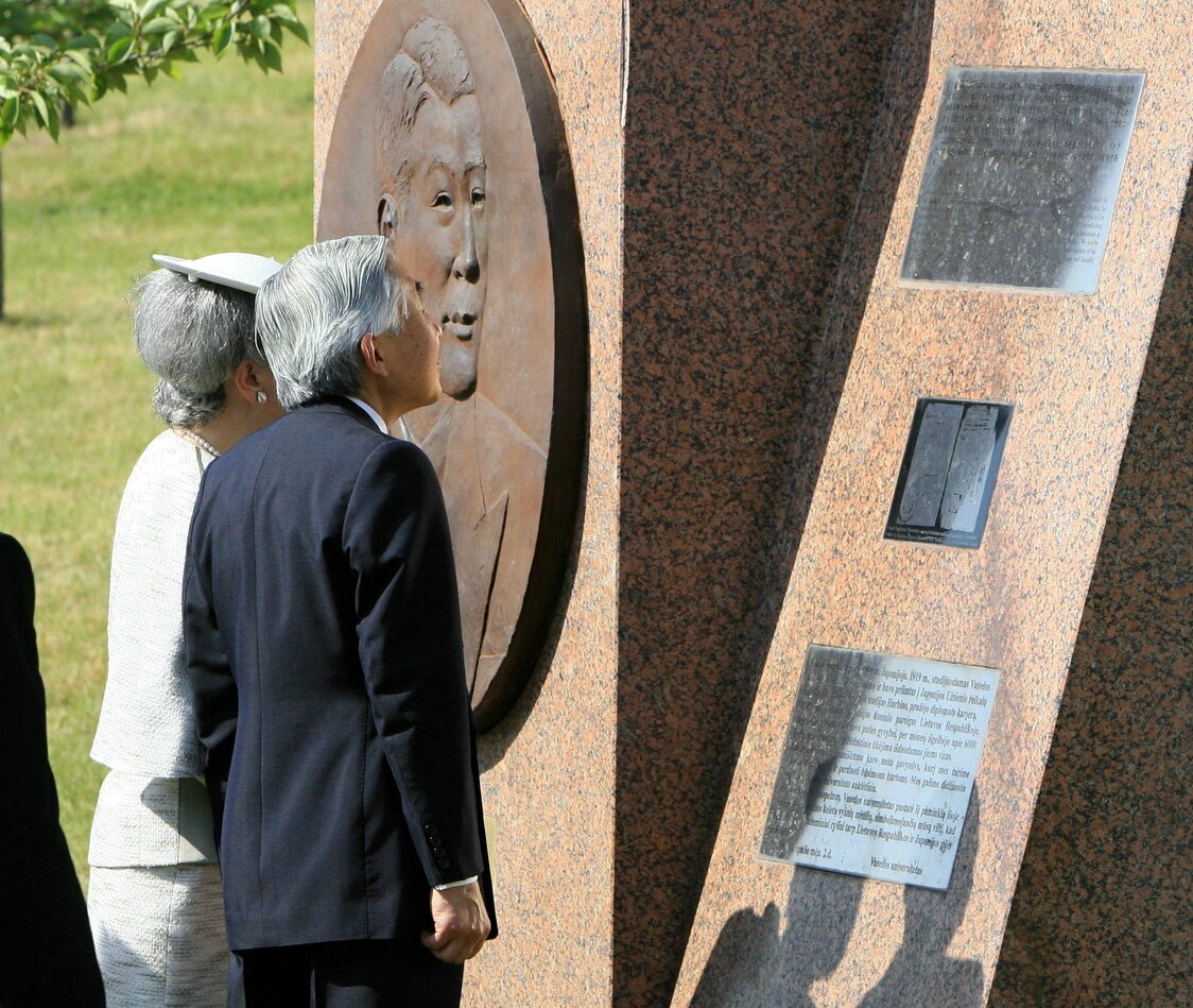 Los Emperadores (actuales Emperadores Eméritos) contemplan el monumento a Sugihara Chiune en Lituania el 26 de mayo de 2007, durante su visita al país báltico. (Fotografía: Jiji Press)