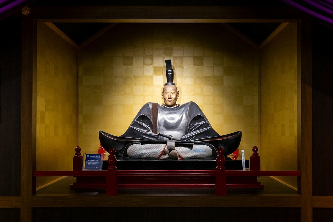 A replica of a wooden statue of Nobunaga made to commemorate the one-year anniversary of his death.