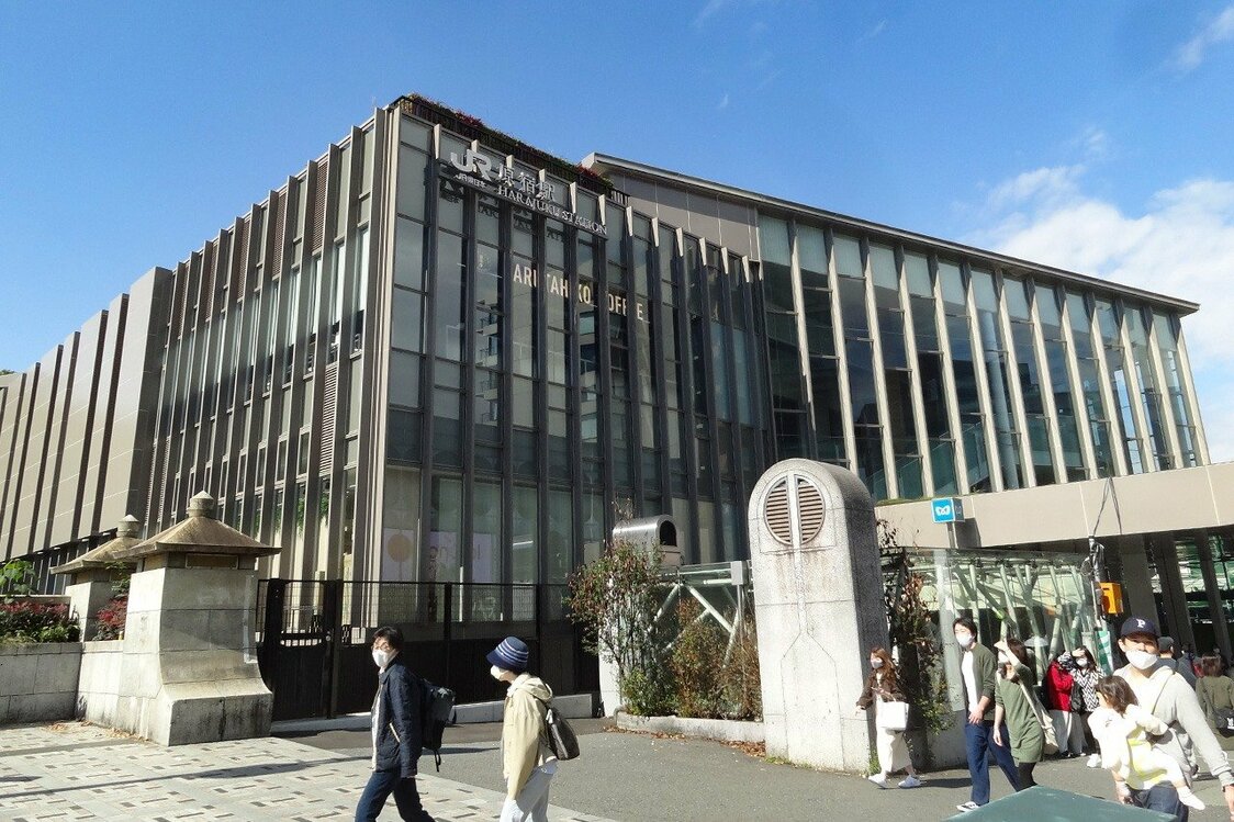 La nueva estación de Harajuku no se parece en nada al adorado edificio de madera que la precedió. (© Gianni Simone)