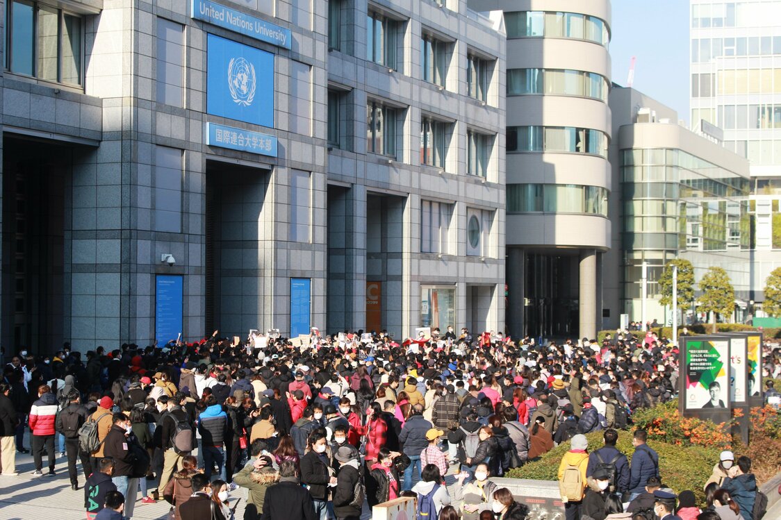 東京・青山の国連大学本部ビル前に集まったミャンマー人たち　2021/2/1　筆者撮影