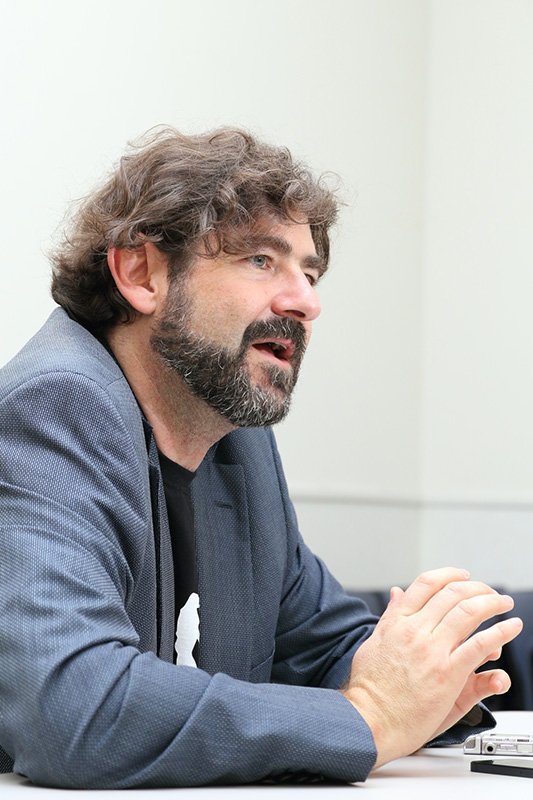 「日本の読者の歓迎ぶりに驚いた」と話すフアンホ・ガルニド