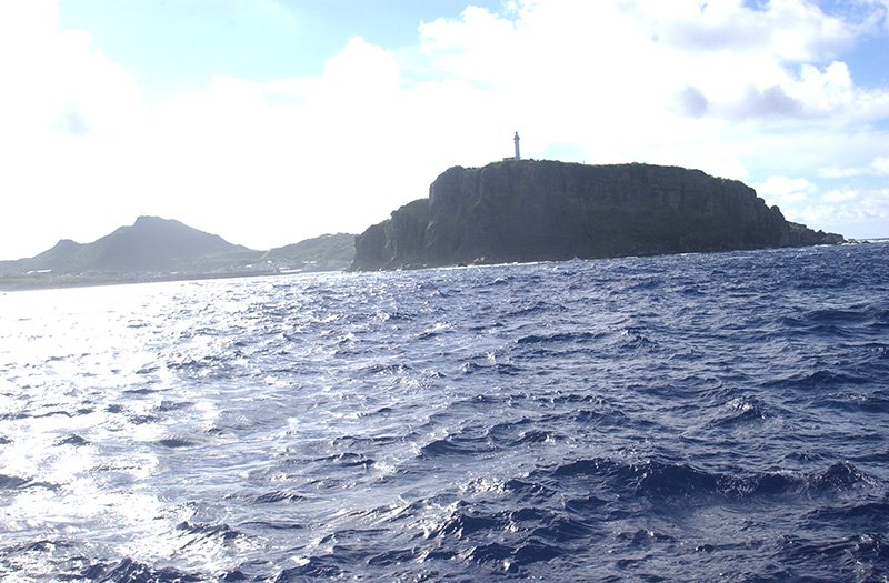 与那国島。1477年に済州島の人たちが漂着し、朝鮮王朝実録に収録された聞き取りの内容から当時の暮らしの様子が分かる。中央に突き出ているのは西崎灯台で、台湾の蘇澳まで100キロ余りしか離れていない＝2003年7月4日（撮影：松田 良孝）