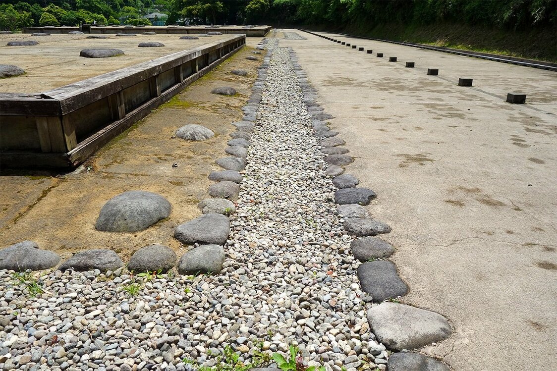雨落ち溝。真ん中の砂利で雨を受ける（筆者撮影）