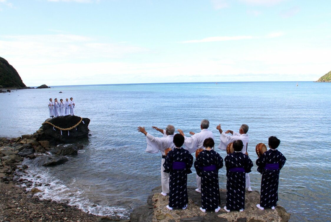 在傍晚举行的仪式中，身穿白衣的女祭司恭迎神明从大海远方降临