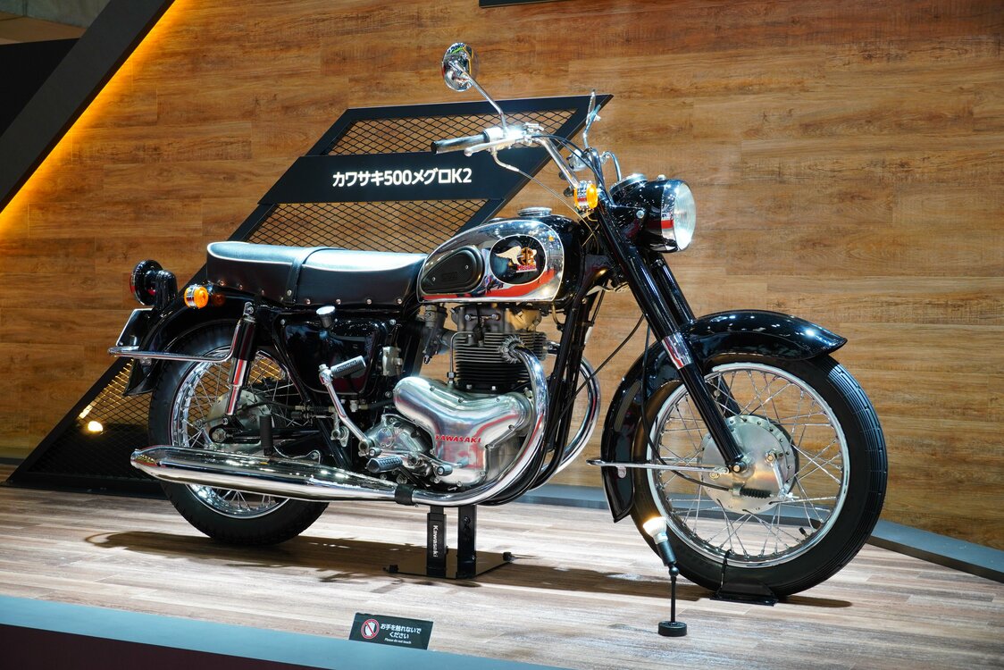 「メグロ スタミナK1」というモデルをベースにカワサキが改良し、1965年に発売した「カワサキ 500メグロK2」。496ccの空冷並列2気筒エンジンを搭載し、その多くが白バイとして活躍した＝2019年10月23日、東京モーターショー2019（筆者撮影）