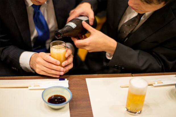 斟酒时许多人会注意将贴有啤酒标签的一面朝上等礼节。也有一种风气认为，倒酒和夹菜都应该让下属来做（图片：PIXTA）