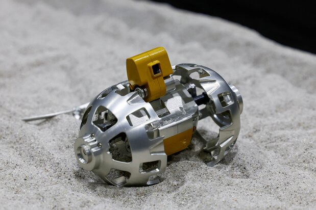 JAXAとタカラトミーなどが共同開発した直径8センチの小型探査ロボット・LEV-2(愛称SORA-Q)(ロイター)