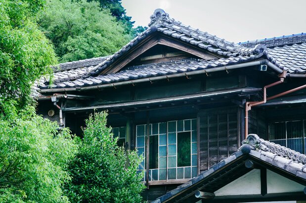 入母屋造り瓦ぶきの重厚感のある建物