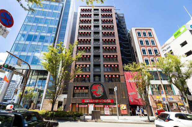 The Ichiran Honsha Sōhonten building is lined with chōchin paper lanterns to the very top. (© Nippon.com)