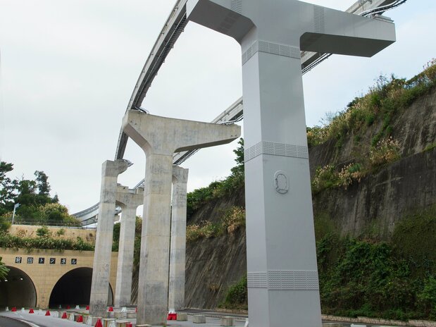 上部に玉城朝薫の墓がある前田トンネルの直前で、急にカーブするゆいレールの線路