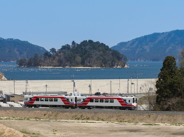 织笠站-陆中山田站区间，沿途是风平浪静的亚里斯型海岸，列车从山田湾边穿过  图片提供：三陆铁路