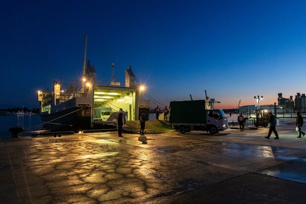 Des camions chargés de matériels de secours dans le port de Kanazawa. La température extérieure est inférieure à 0°C.