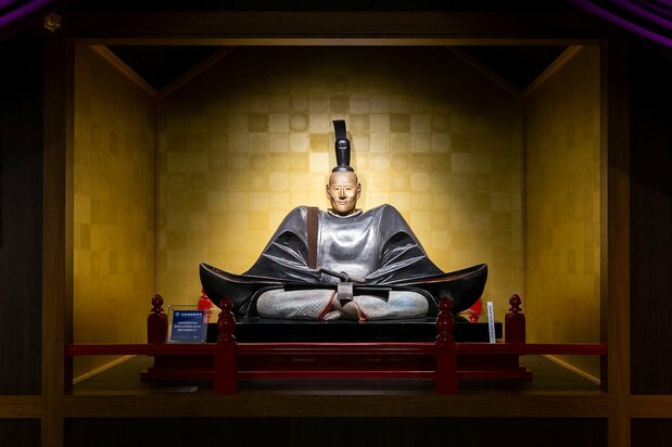 Réplica de una estatua de madera de Oda Nobunaga sentado (expuesta en el castillo de Gifu). Como fue tallada para conmemorar el primer aniversario de su muerte, se cree que es sumamente fiel a la figura original.