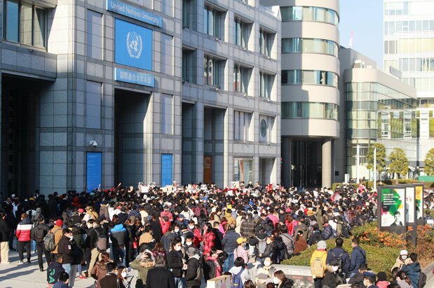 東京・青山の国連大学のあるビル前に集まったミャンマー人たち　2021/2/1　撮影：室橋裕和