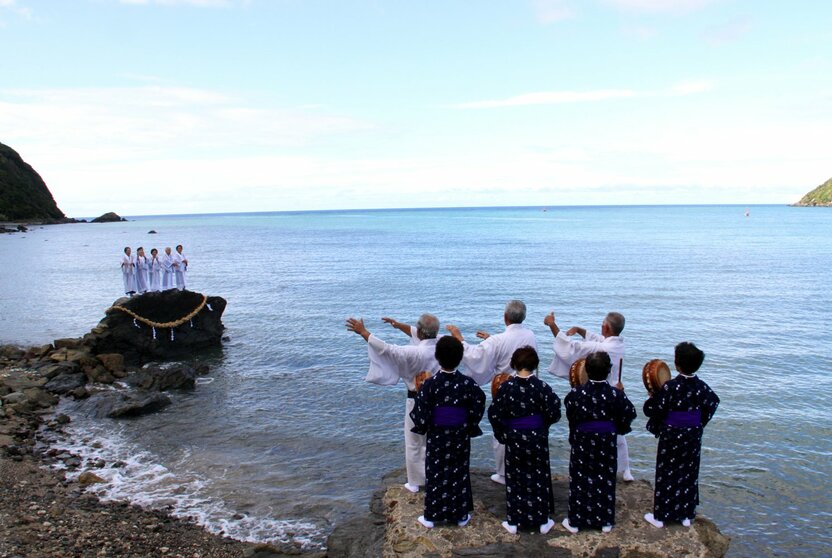 在傍晚举行的仪式中,身穿白衣的女祭司恭迎神明从大海远方降临
