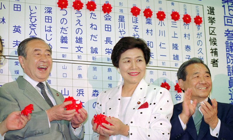 第15回参院選で社会党の議席を倍増させ、バラを両手に満面の笑みの土井たか子委員長＝1989年7月23日（時事）