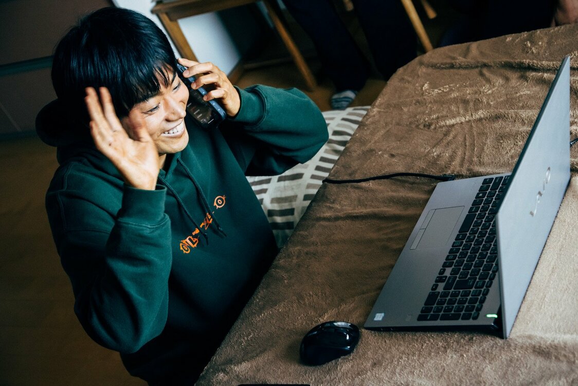 オンラインで会社の同僚に近況を報告する晋作　©楡周平／講談社　©2024「サンセット・サンライズ」製作委員会