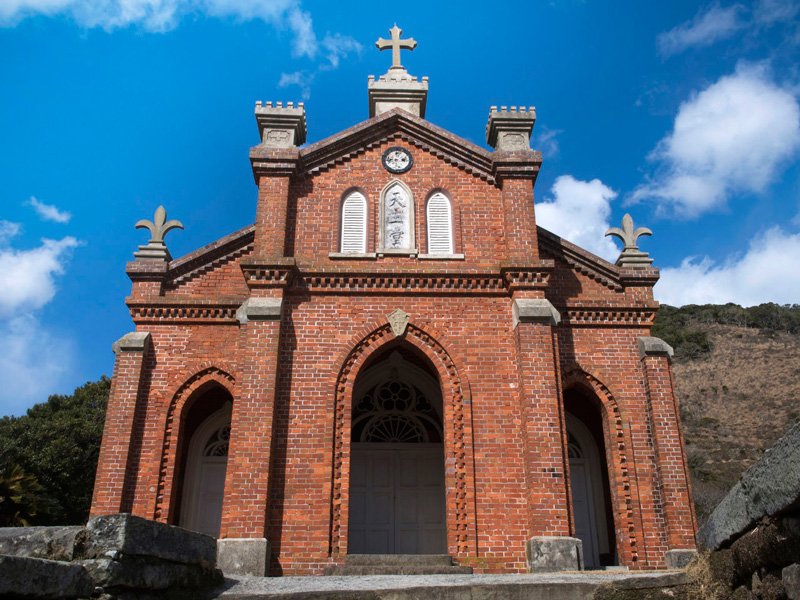 La iglesia de Nokubi se alza majestuosa, atestiguando siglos de historia, en una isla ahora abandonada.