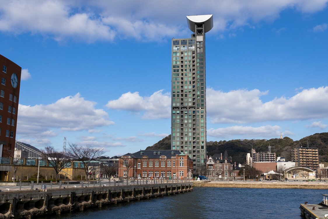 日本を代表する建築家・黒川紀章設計の高層マンション「門司港レトロハイマート」。最上階を北九州市が買い取って「門司港レトロ展望室」としている