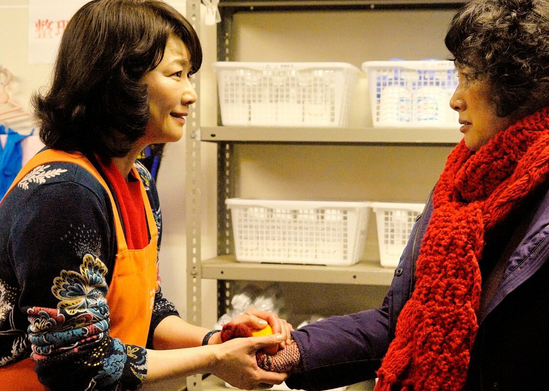 雅代の母でホテルの元女将・るり子（夏川結衣、左）。酒屋の配達員と駆け落ちする　©桜木紫乃/集英社 ©2020映画「ホテルローヤル」製作委員会