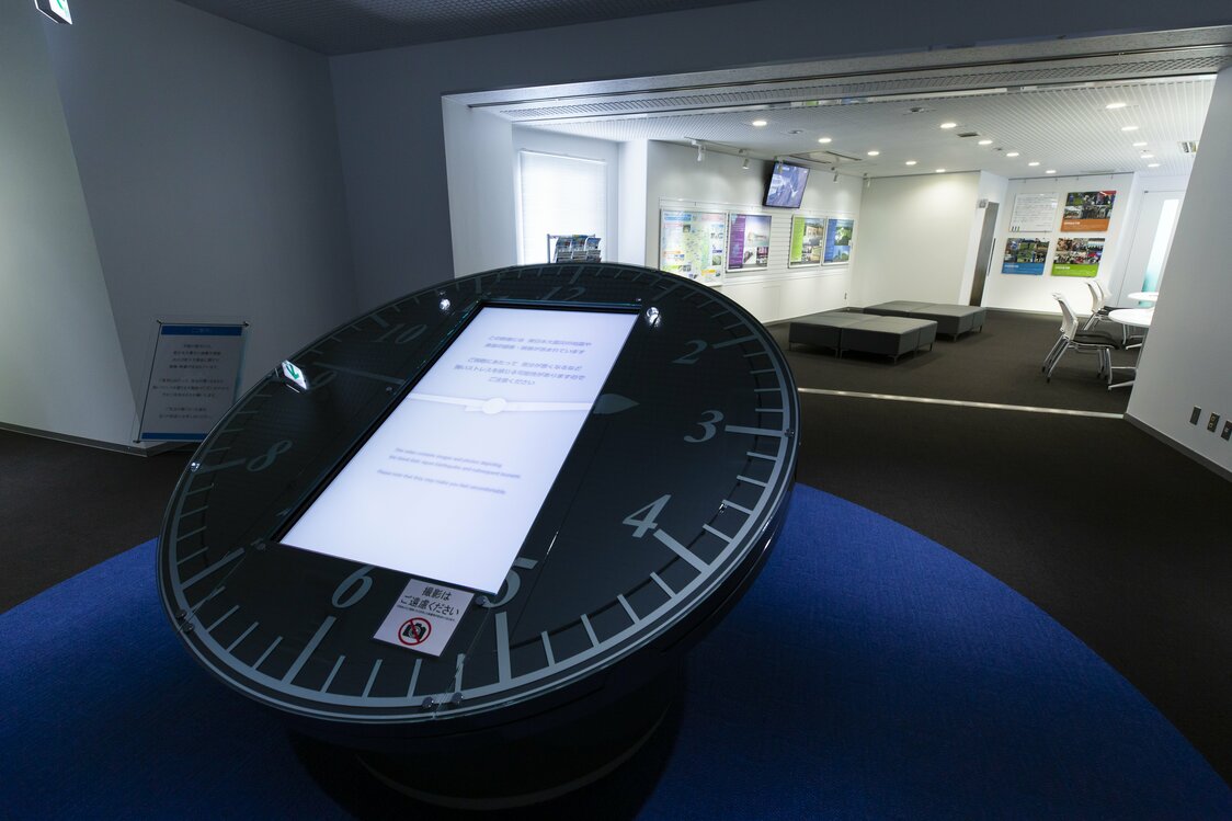 El “3-11 toki no obuje” (objeto de arte del tiempo 11-M) es un gran reloj cuyas agujas se han detenido a las 2:46 p.m., momento en que ocurrió el gigantesco terremoto del 11 de marzo de 2011. En el monitor se exponen los daños causados por el terremoto y el tsunami, entre otros temas. Al fondo, el espacio informativo “Galería de la Colaboración para la Reconstrucción.”