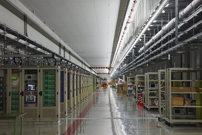 La galerie des klystrons XFEL ; la batterie d’appareils de commande que l’on voit ici forme le cœur de l’installation SACLA.