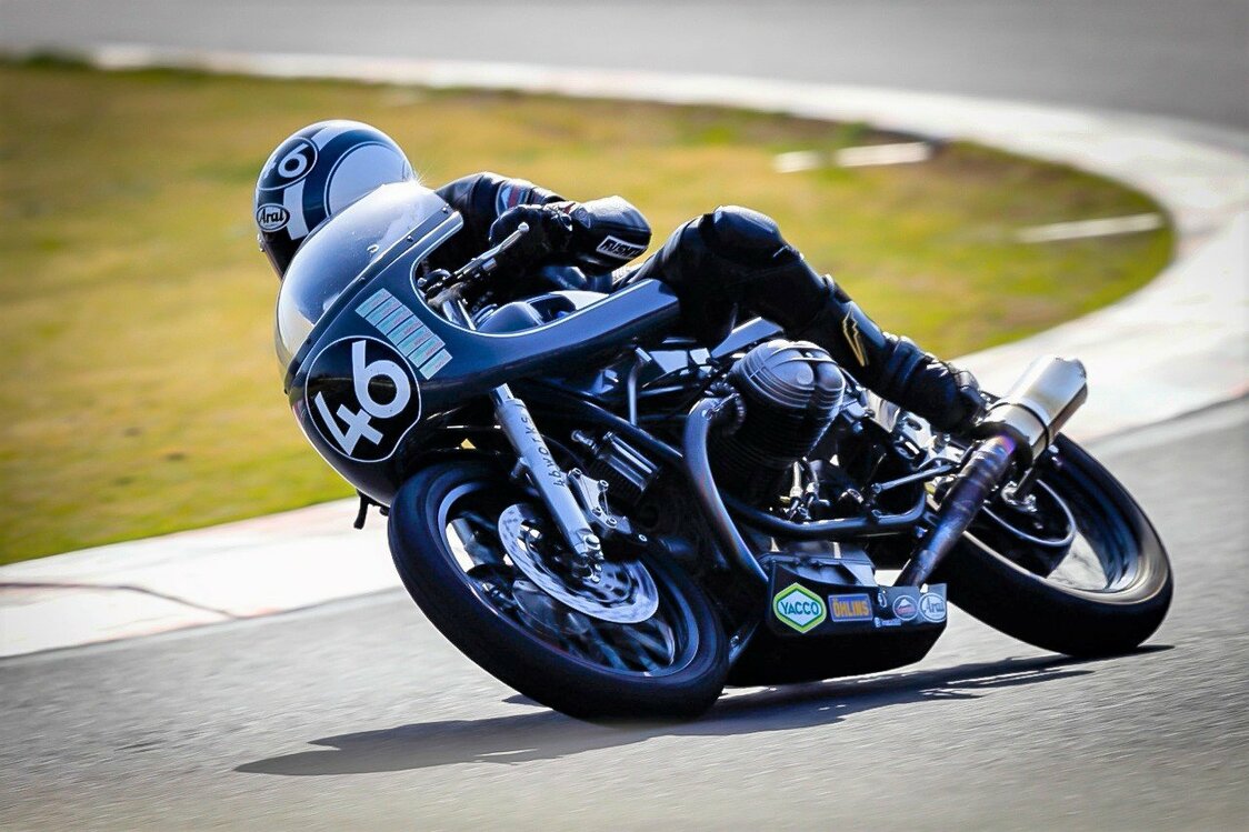 自ら製作したBMWでサーキットを走る中嶋さん。クラシックバイクのレースでは上位の常連だ　中嶋氏提供