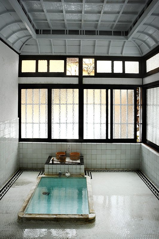 Baño especial que fue visitado por las celebridades del momento. Aunque ha sido renovado varias veces desde que se amplió al final de la era Meiji, su apariencia se mantiene idéntica a la de entonces.